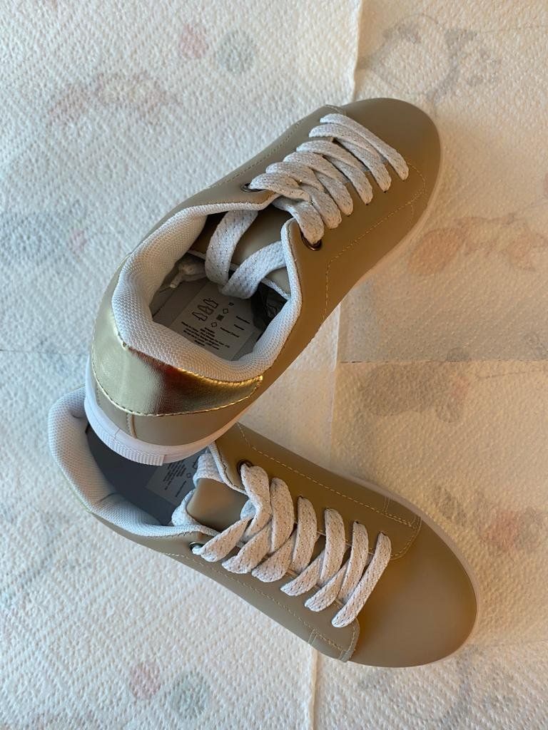 Damenschuhe: Damen Sneaker, Grösse 37, fabrikneu, beige – Neu (gemäss Beschreibung) aus Zürich von Pokiemon 2