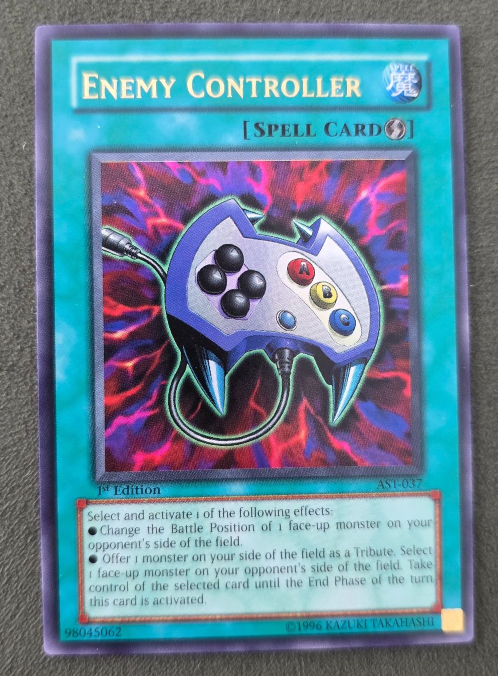 Yugioh Carte collezionabili: Yu-Gi-Oh! 1. Edition NA AST-037 Enemy Controller NM – Usato da Oberwil BL venduto da Autobueb