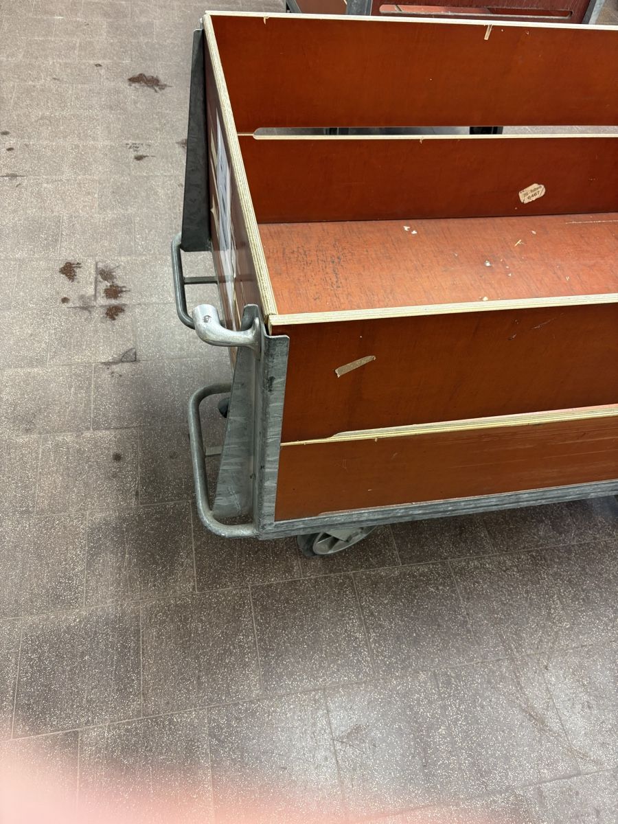 Banconi: 2 Rollwagen aus Holz / Metal – Usato da Lauerz venduto da Zuergi 1