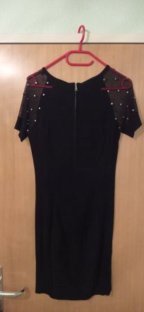 Elegantes schwarzes Kleid mit Netzärmeln und Pailletten. ...
