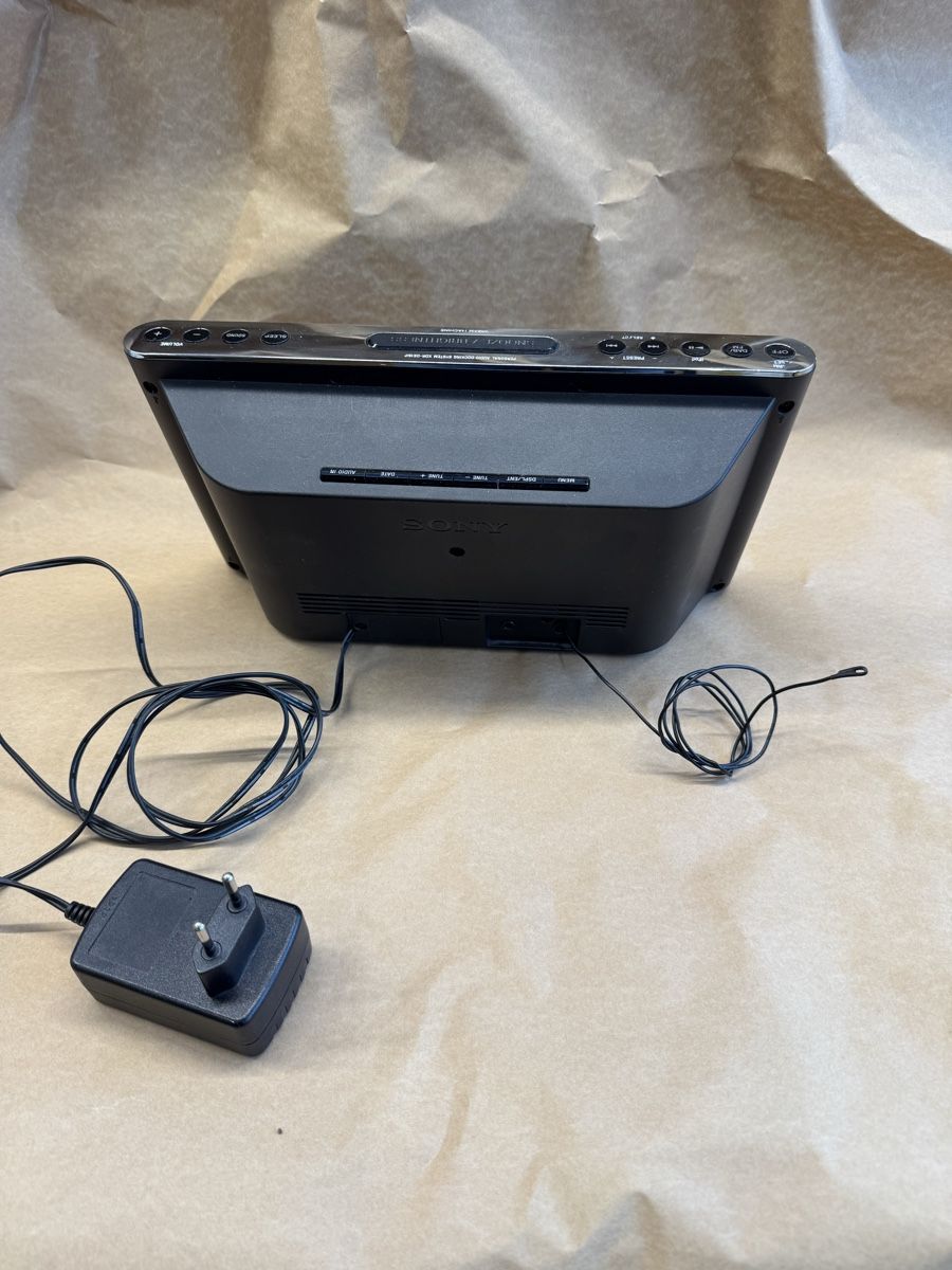 Sony Radios: Sony DAB+ Uhrenradio mit Docking Station f – Gebraucht aus Buttikon SZ von alf_g6sd 4