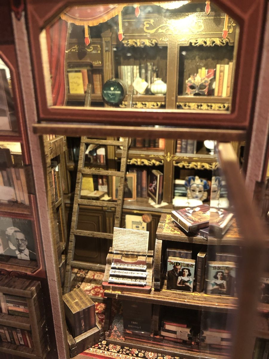 Tutte le decorazioni: The Drama Bookshop - Book Nook – Usato da Zollikofen venduto da DelNero 4