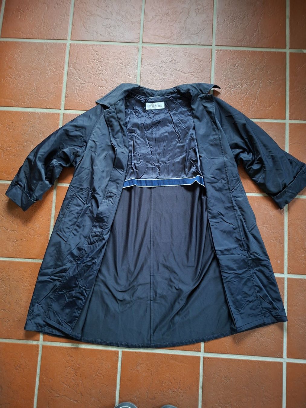 Max Mara Cappotti: Max Mara; schwarzer Regenmantel / Mantel Gr. 40 – Usato da Boniswil venduto da Totomat-Lady 7