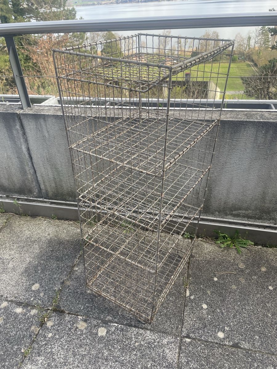 Scaffali: Ancienne Etagère Grillagée en Métal – Usato da Vallamand venduto da Bricbracbroc82 1