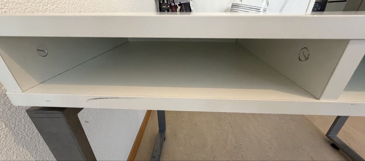 Bureaux: Weisser Schreibtisch mit Metallgestell – D'occasion à Kloten par alaned 5