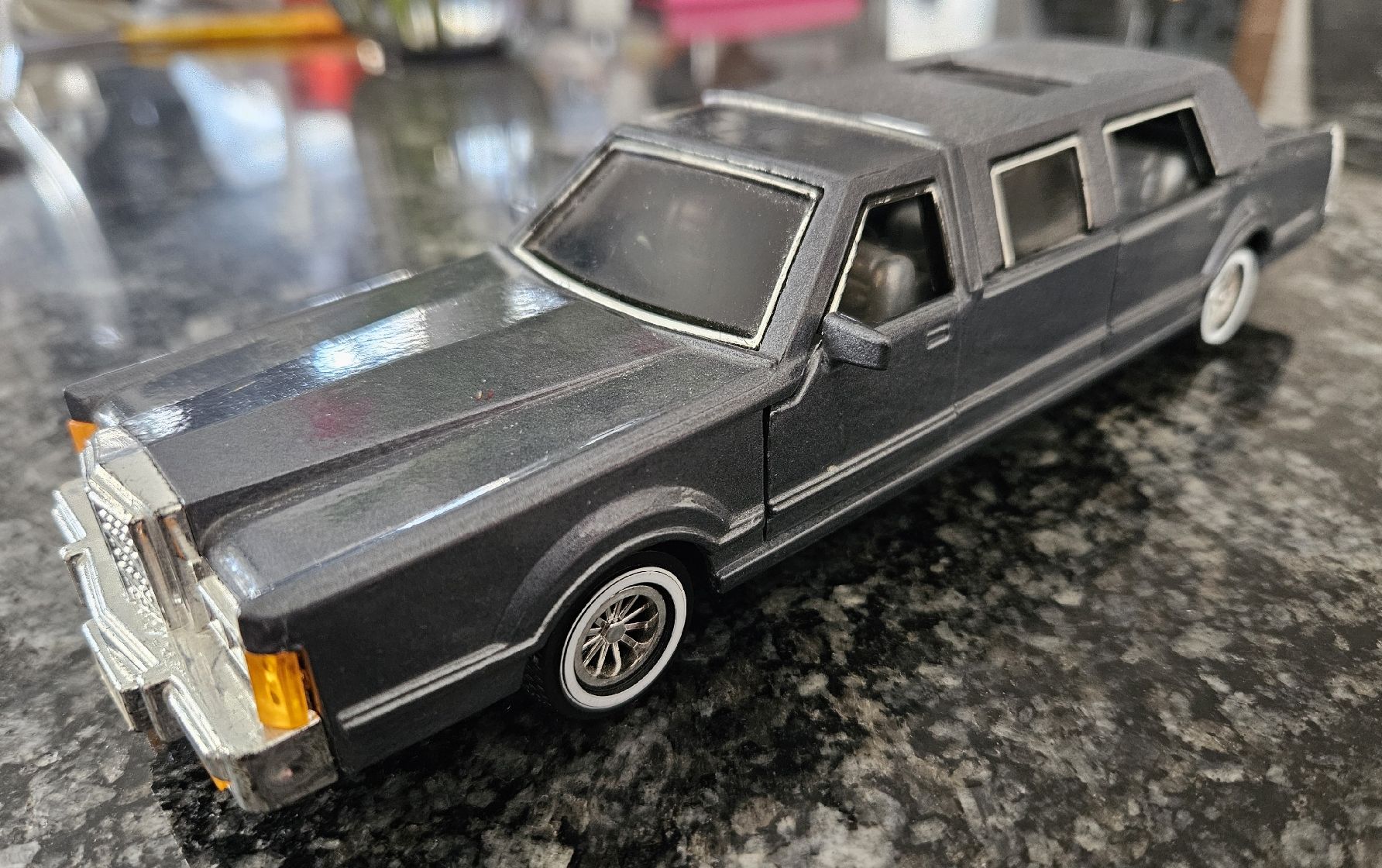 Modellautos: Lincoln Town Car Stretch-Limo 1:32 – Gebraucht aus Kaiseraugst von Carkos
