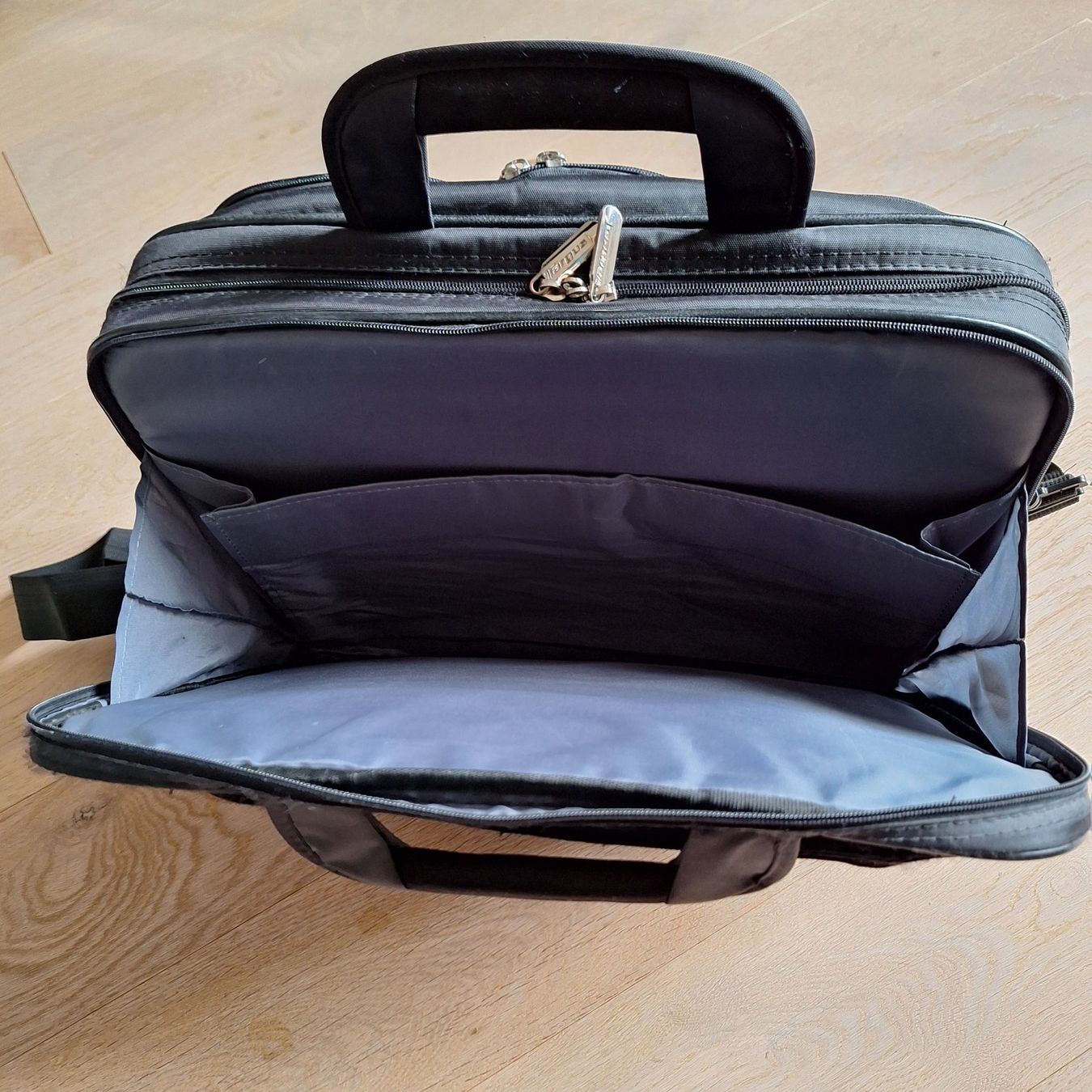 Koffer & Taschen: Laptop-Tasche von Targus – Gebraucht aus Nussbaumen AG von Hilai 2