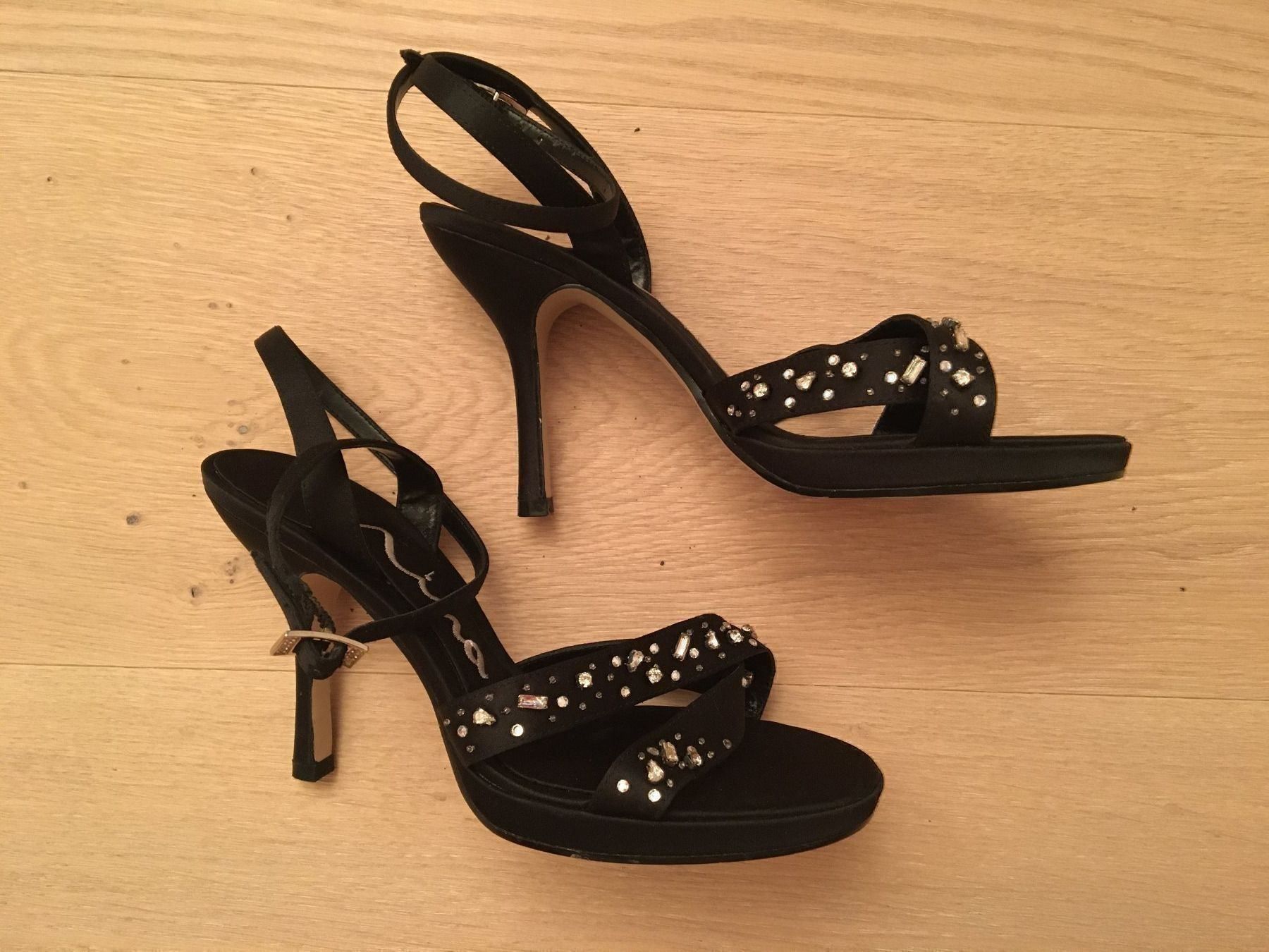 Scarpe da donna: Neuwertige schwarze Pumps Grösse 35 – Usato da Winkel venduto da Flyhy2020 1