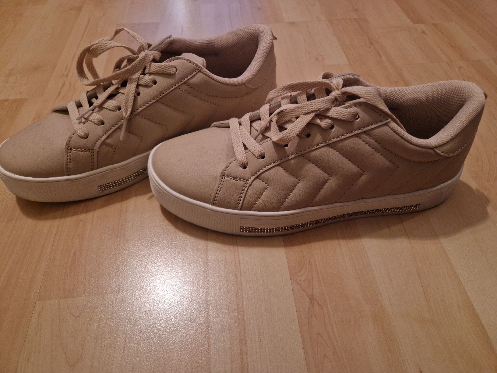 Primark Scarpe da donna: Sneaker Primark beige mit Glitzersteinen Grösse 40 – Nuovo (secondo la descrizione) da Ebikon venduto da kov_9vqb