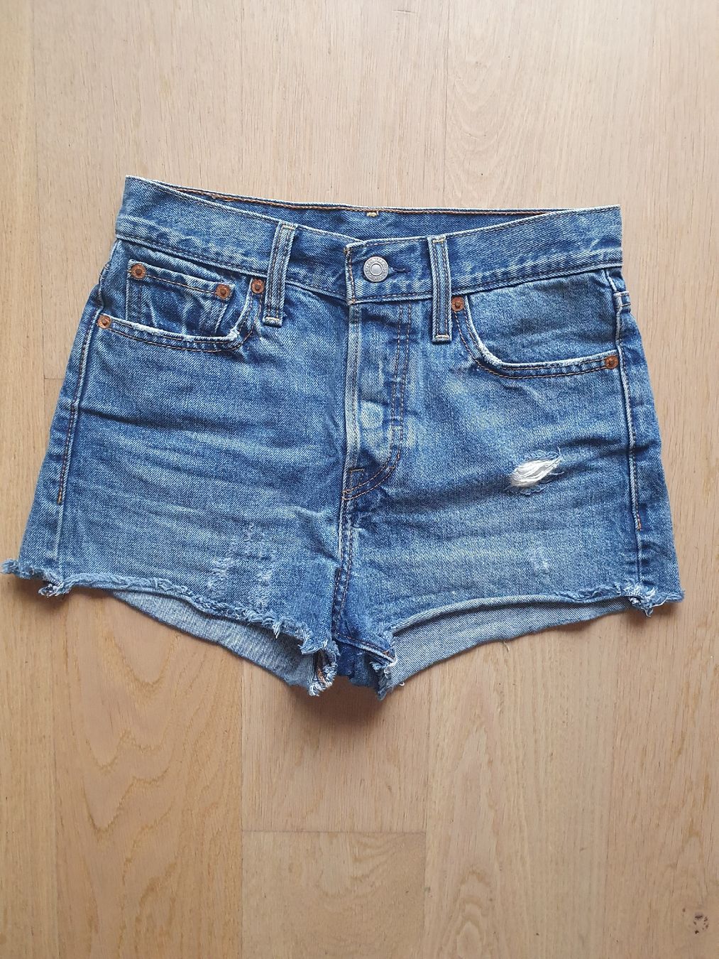 Levi's Pantaloni: Shorts – Nuovo (secondo la descrizione) da Zürich venduto da nadiialivia