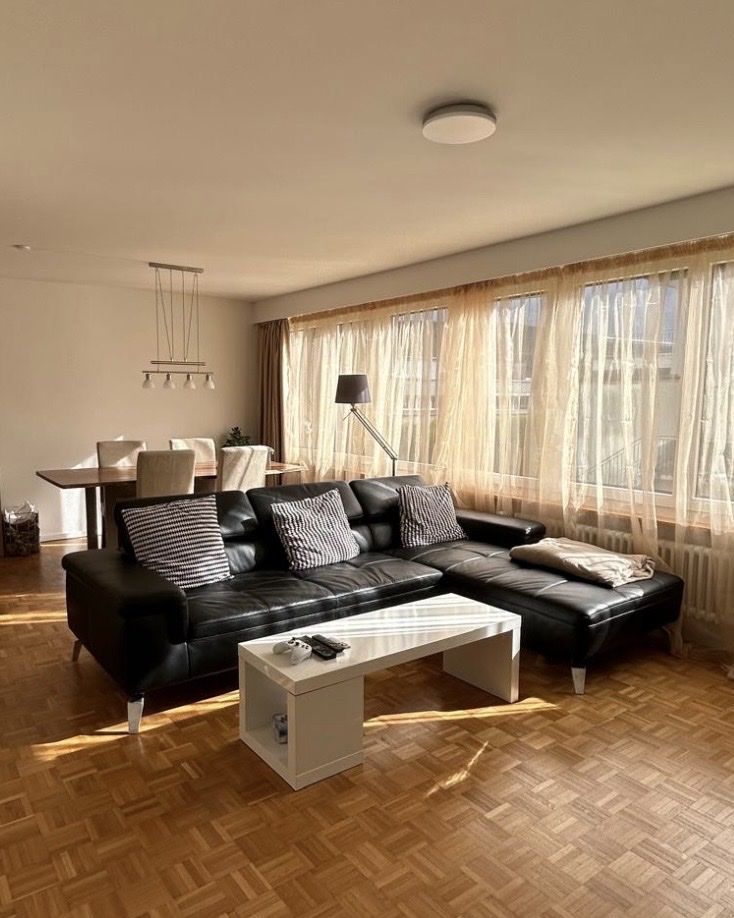Divani: Schwarzes Ecksofa aus Leder in gutem Zustand – Usato da Wiesendangen venduto da sophia.romina