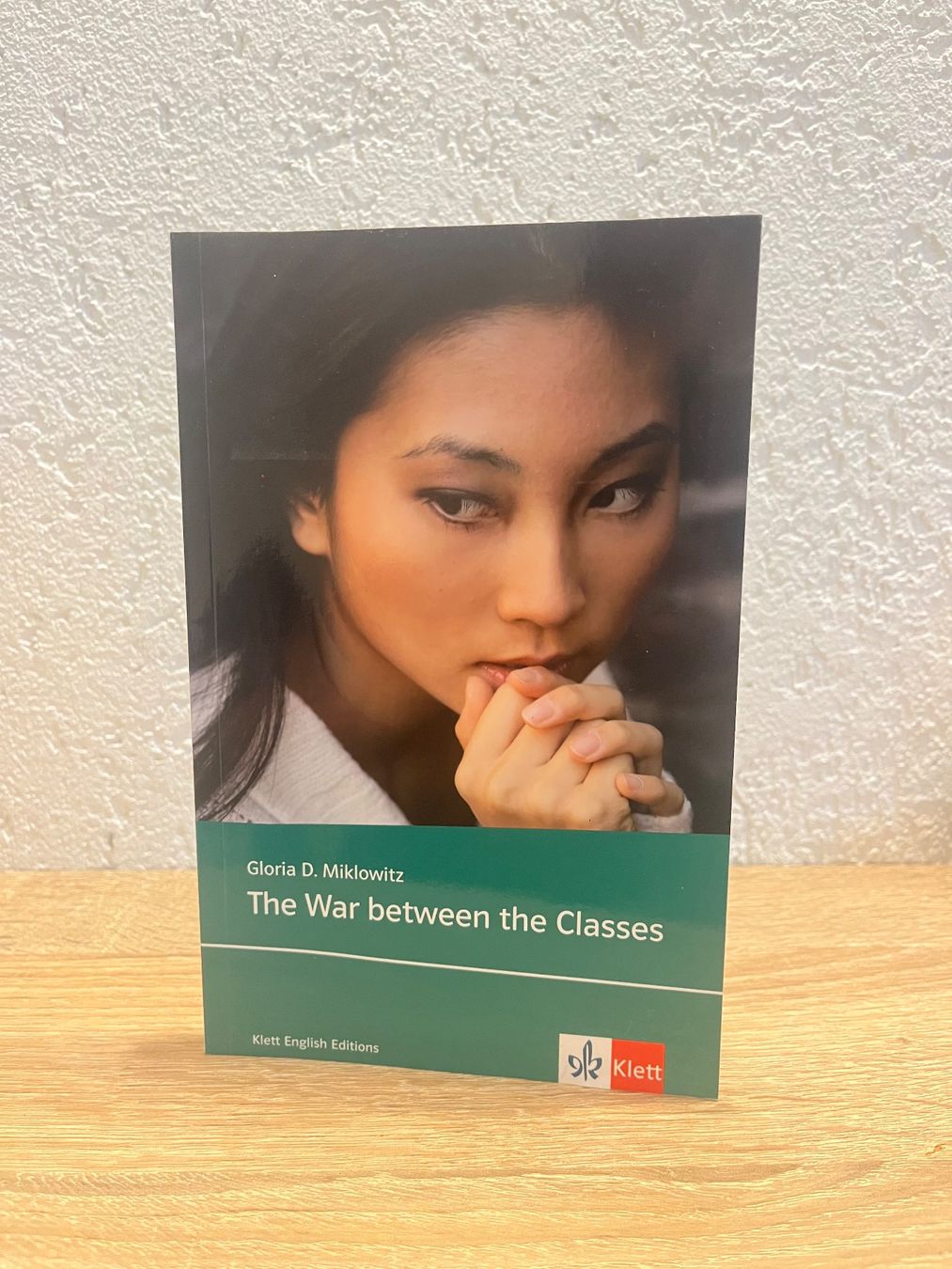 Libri: The war between the Classes by Gloria D. Miklowitz – Nuovo (secondo la descrizione) da Wohlen AG venduto da Diyaa