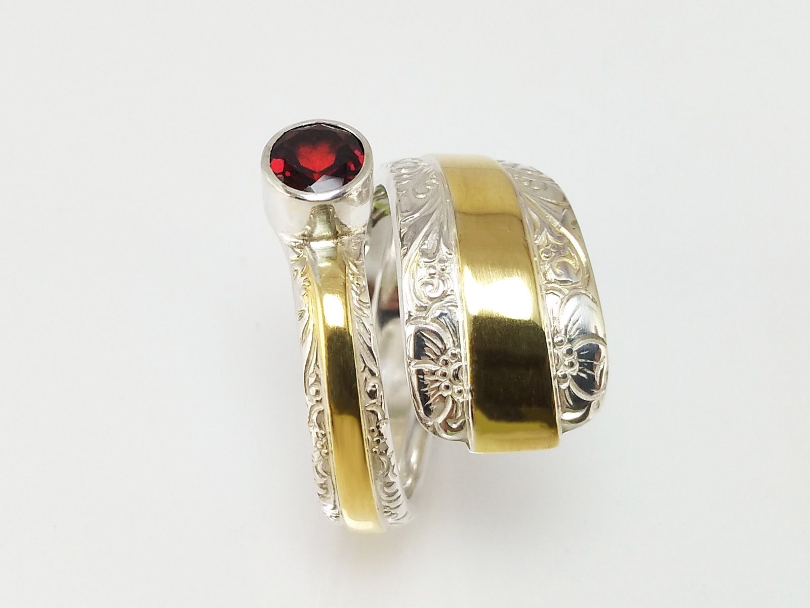 Anelli: Offener Jugendstil Silberring (teilvergoldet) mit Granat – Nuovo e nell'imballaggio originale da Meilen venduto da Byrd-bijoux