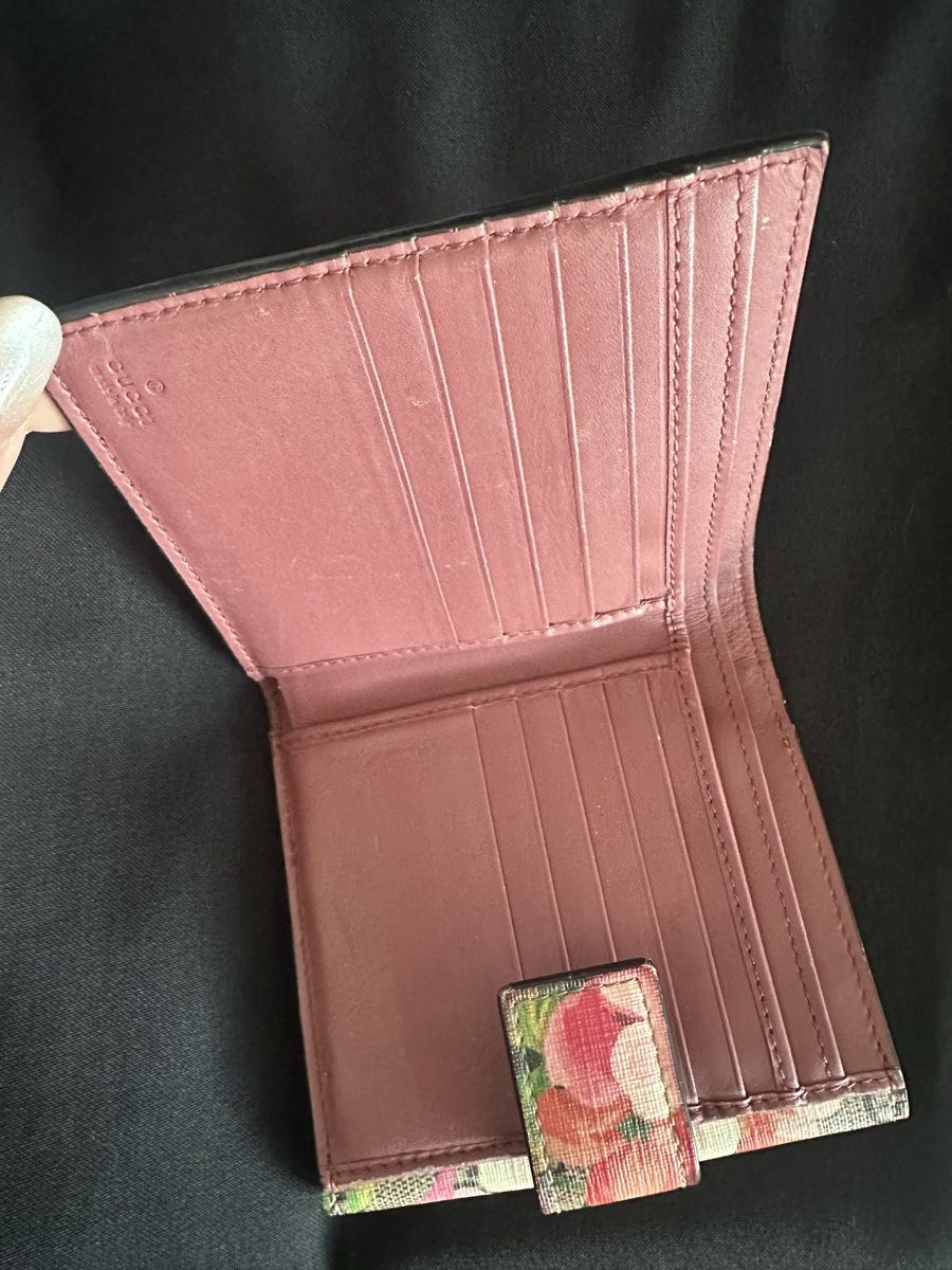 Gucci Portamonete: Gucci Portemonnaie mit Blumenmuster – Usato da Otelfingen venduto da Amanda.Z 3