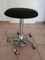 Rollhocker, Stoff schwarz, höhenverstellbar durch Fussdruck