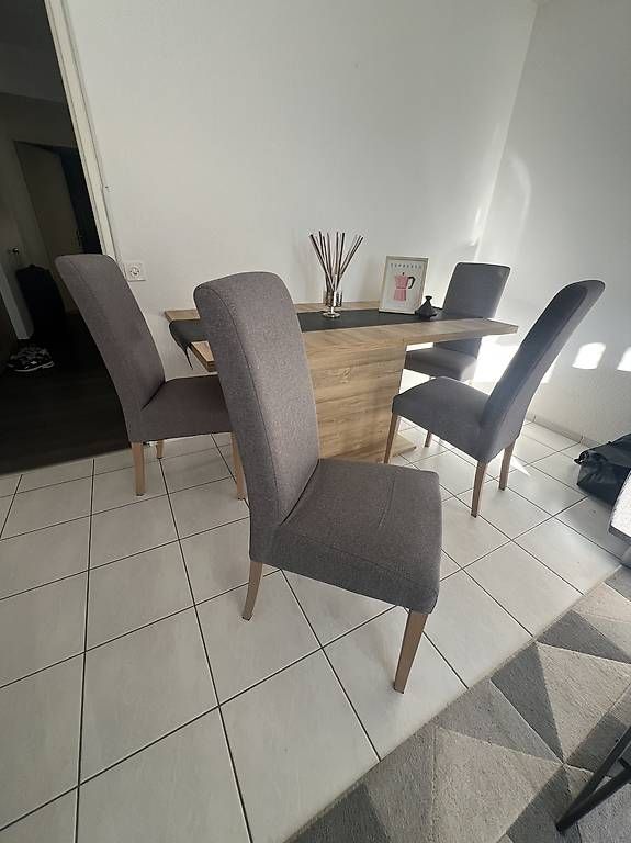 Tavoli: À vendre va table extensible avec 4 chaises CHF 180 / CHF 30 – Usato da Échandens venduto da and_9xq5 2