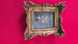 Antiker Bilderrahmen mit handgemaltem Blumenmotiv