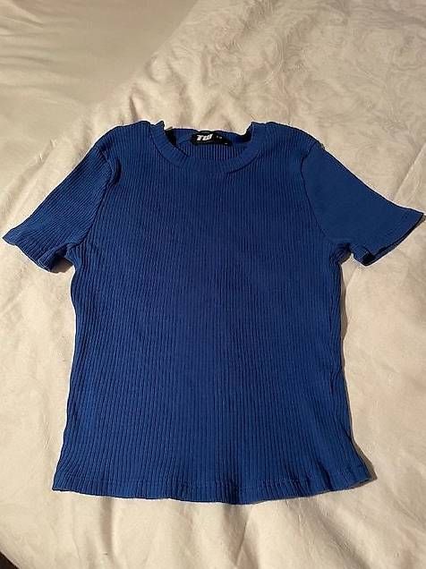 T-Shirts: Cropped T-shirt Gr. M. Dunkelblau, gerippt – Gebraucht aus St.Gallen von NOVEMBER01