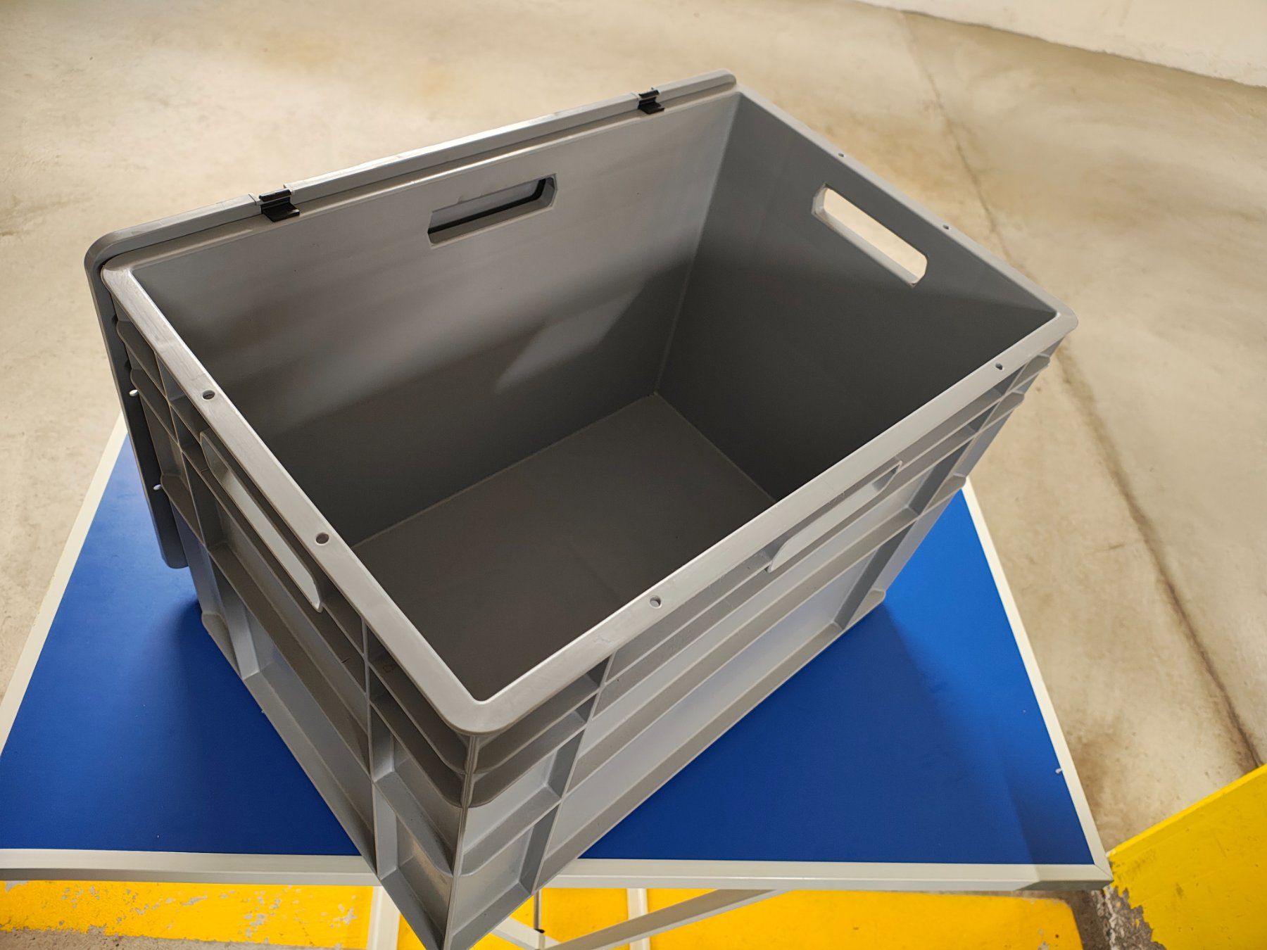 Stöckli Behälter & Ähnliches: Transportbox / Normbehälter Stöckli 80 l mit Deckel – Gebraucht aus Bonstetten von Navilo 1