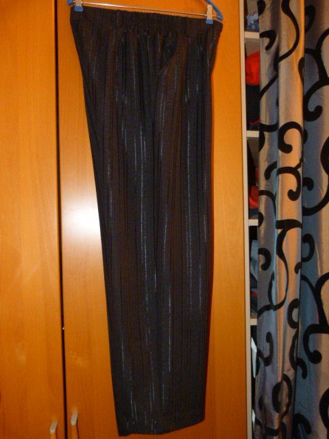 Pantaloni: Hose, Gr. 42, schwarz mit Glanzstreifen – Usato da Nunningen venduto da Fashion-Ave51 1