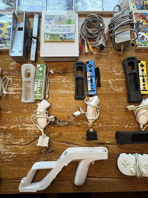 Nintendo Konsolen: Nintendo Wii Set defekt – 15 Spiele, 4 Controller – Gebraucht aus Hinwil von OctoGeek 1