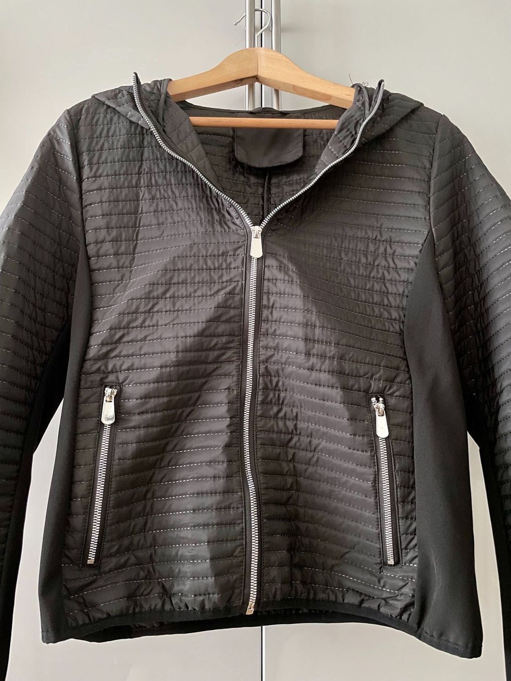 Giacche: Schwarze Übergangsjacke mit Kapuze – Nuovo (secondo la descrizione) da Stansstad venduto da alexandra171080 1