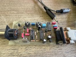 Elektronikplatine mit Kabeln und Anschlüssen, Bastlerobjekt