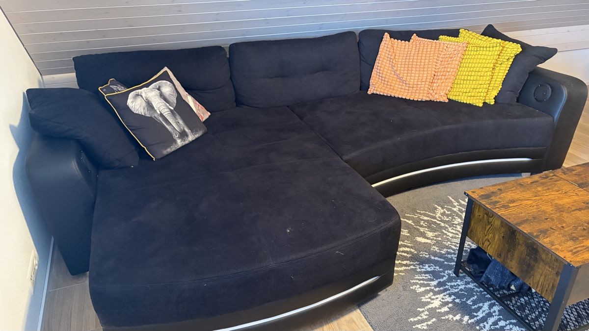 Sofas: Ecksofa schwarz Stoff mit Kunstleder mit Gebrauchsspuren – D'occasion à Oberwil-Lieli par SCHUMACHERHERO 1