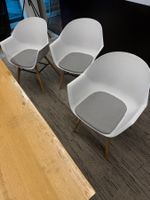 6x Stühle weiss Sitzkissen grau Holzbein