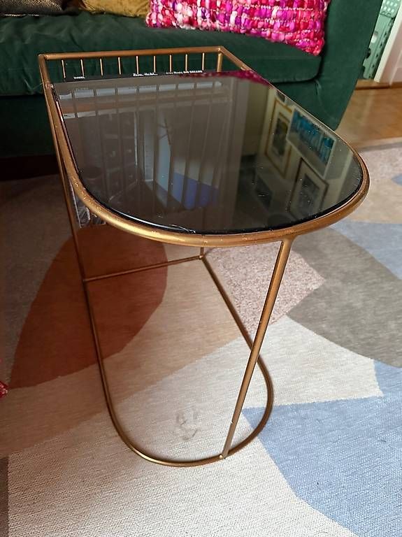 Tavoli: Table dappoint dorée avec porte-revues | Gold side table  – Usato da Carouge GE venduto da mma_7n9b 4