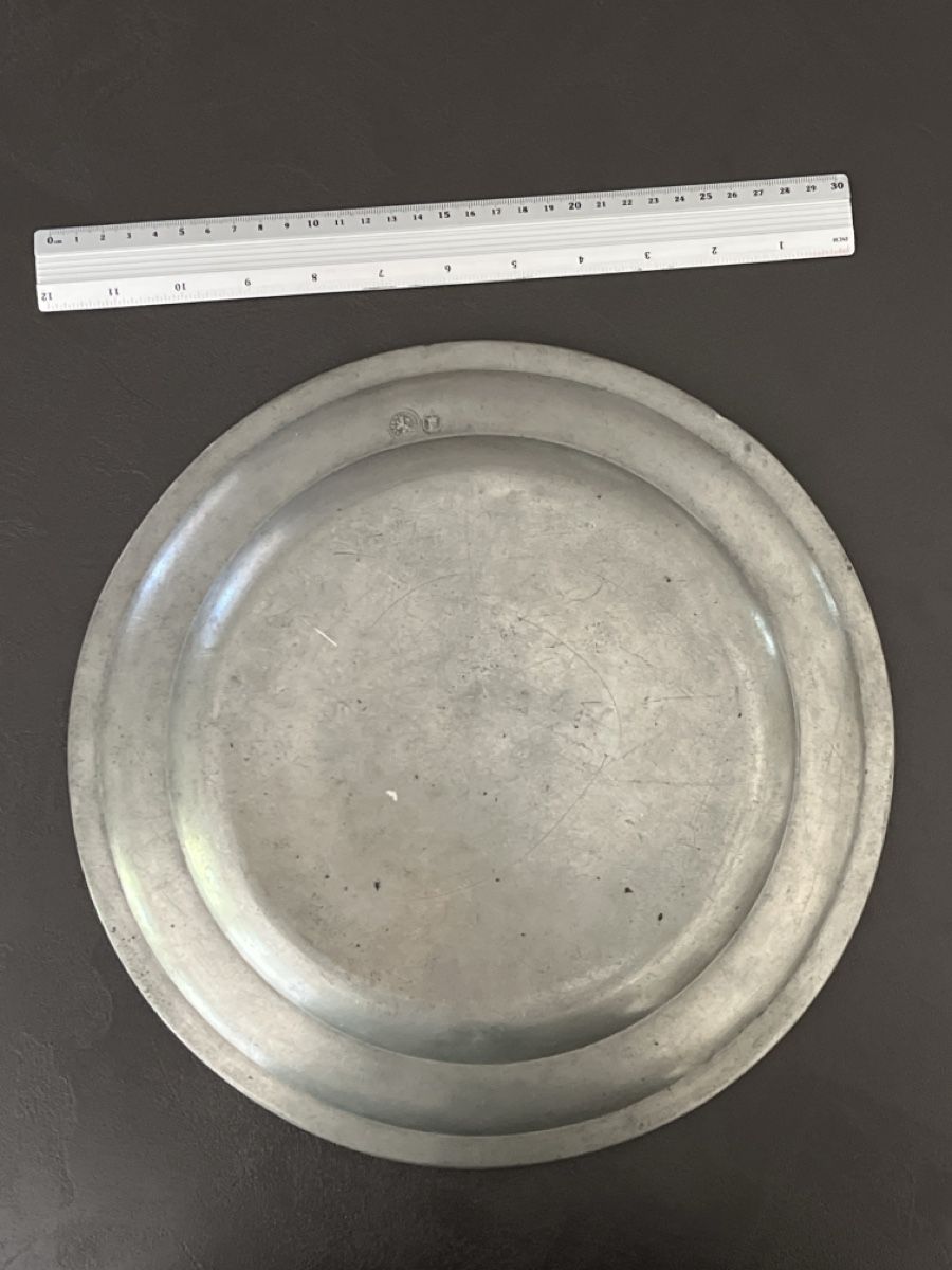 Piatti di portata: Plat en étain 1710 avec ours bernois – Usato da Prangins venduto da Rodard8 5