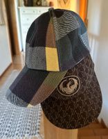 Zwei stylische Caps