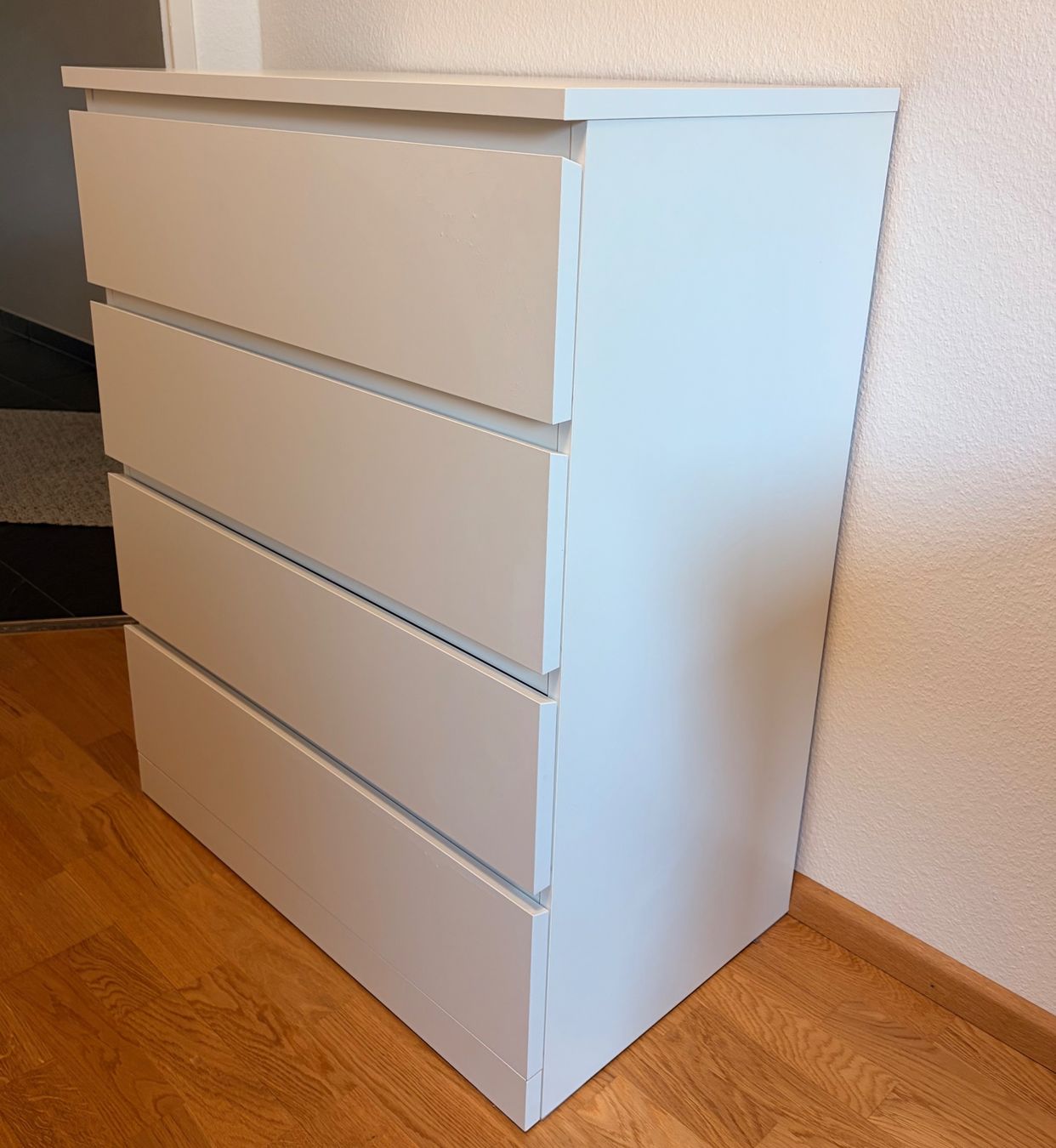 Cassettiere: Weisse IKEA Malm Kommode mit 4 Schubladen – Usato da Basel venduto da tin_95xx 1