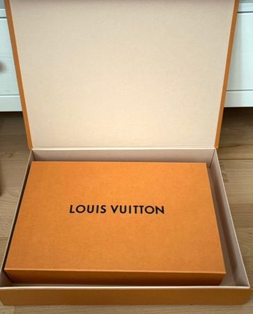 Zwei LOUIS VUITTON Schachteln und 4 Taschen