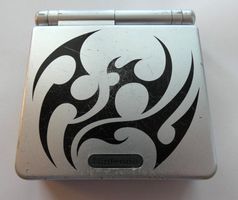 Nintendo SP "Tribal" Konsole + Spiel