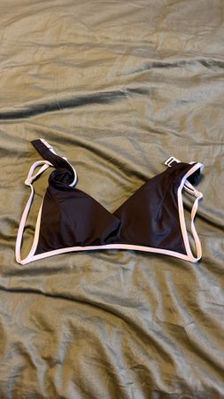Schwarzes Bikini-Oberteil mit weissem Rand, Grösse S
