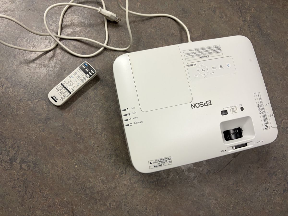 Epson Proiettori: Epson EB-2250u Beamer – Usato da Uznach venduto da pegasus101