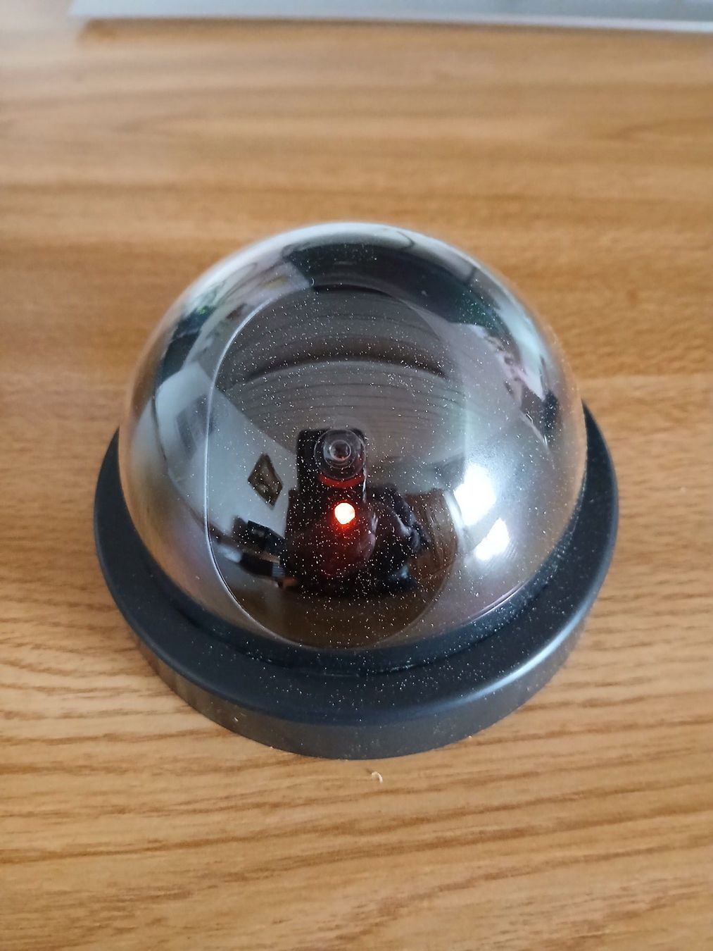 Videocamere: Sicherheitskamera Attrappe mit Rotblinkender LED – Nuovo e nell'imballaggio originale da Felben-Wellhausen venduto da Rumaca