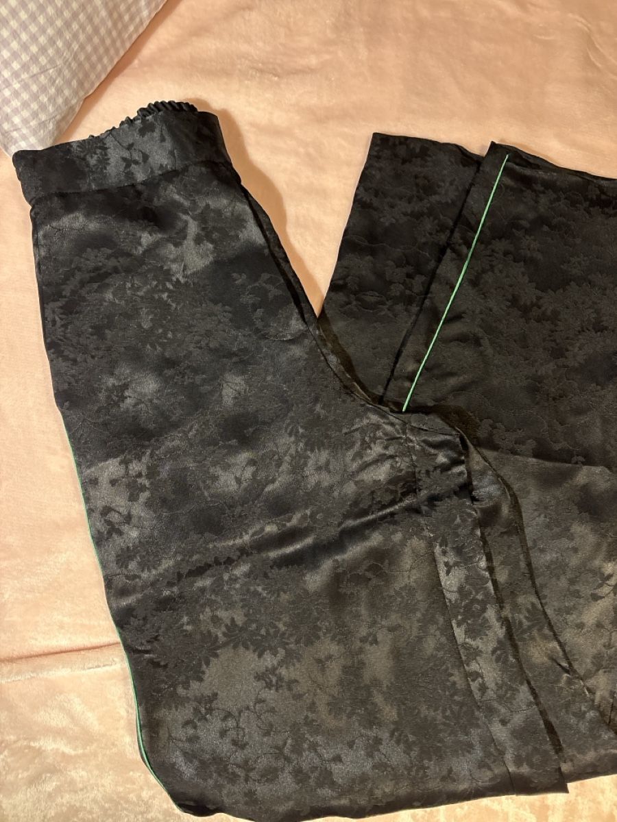 Maje Pantaloni: Pantalon Maje noir taille 2 aspect satiné – Usato da Satigny venduto da gig_rn62