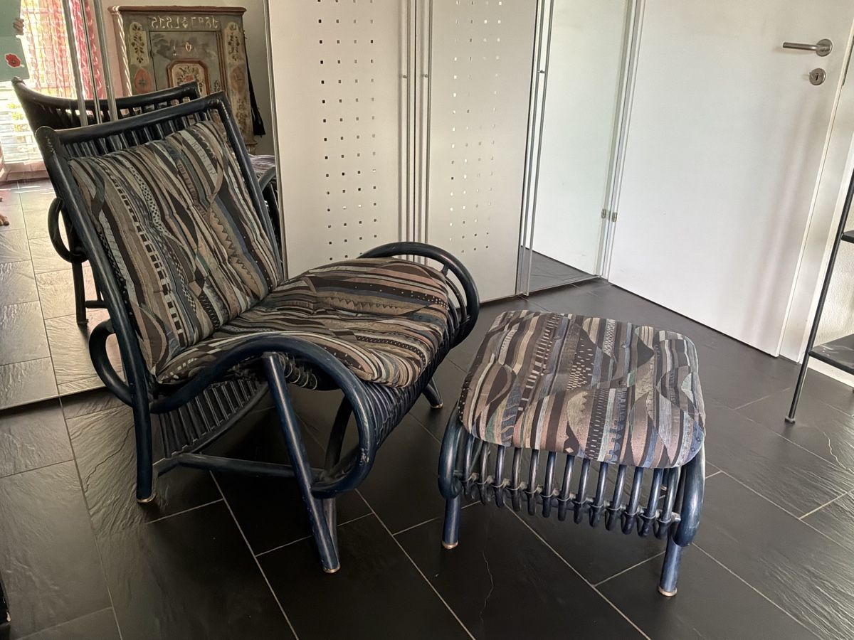 Poltrone: Set Sessel und Hocker aus blauem Rattan – Usato da Bremgarten AG venduto da Belana0 8