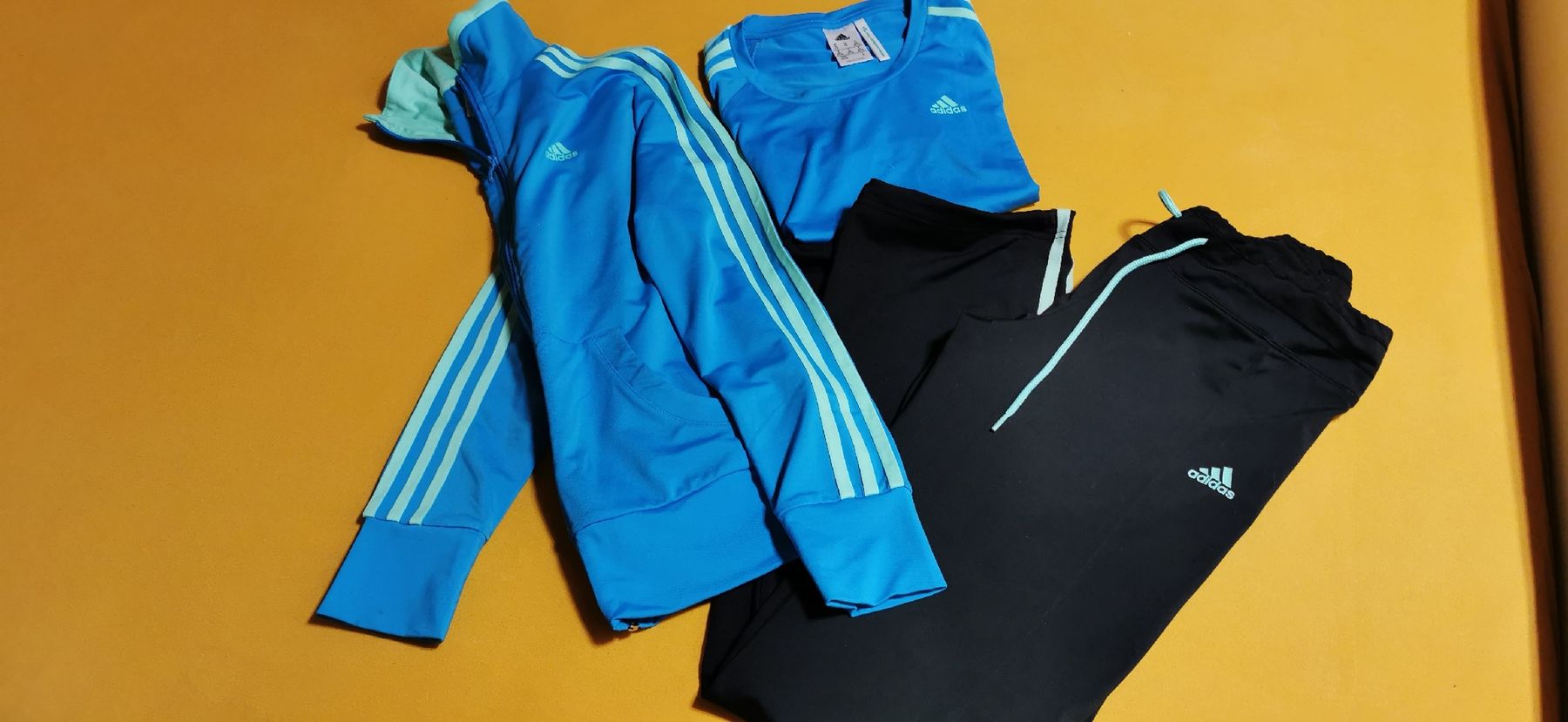 Adidas Lotti di vestiti: Adidas Trainingsanzug Gr. XS 3-teilig – Nuovo (secondo la descrizione) da St. Niklaus VS venduto da Distel60
