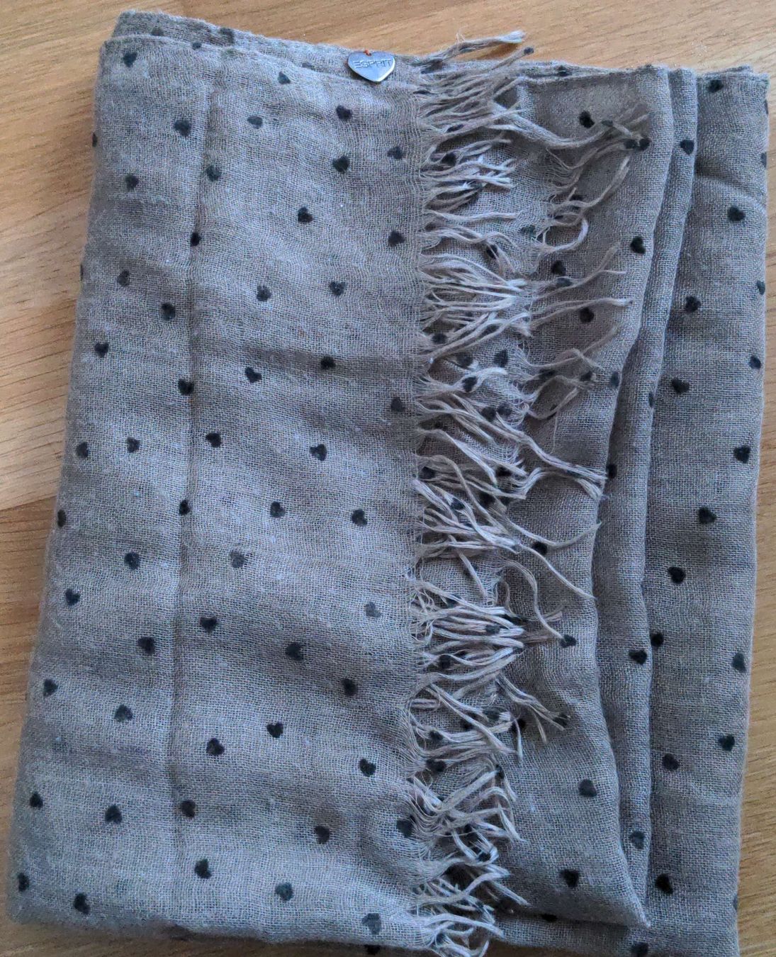 Esprit Foulard & Sciarpe: Leichter Schal von ESPRIT mit Herzmuster – Usato da Sutz venduto da Rawypp