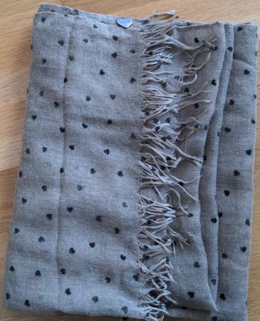Leichter Schal von ESPRIT mit Herzmuster