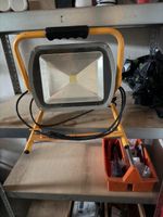 LED Baustrahler gelb mit Standfuss gebrauchter Zustand