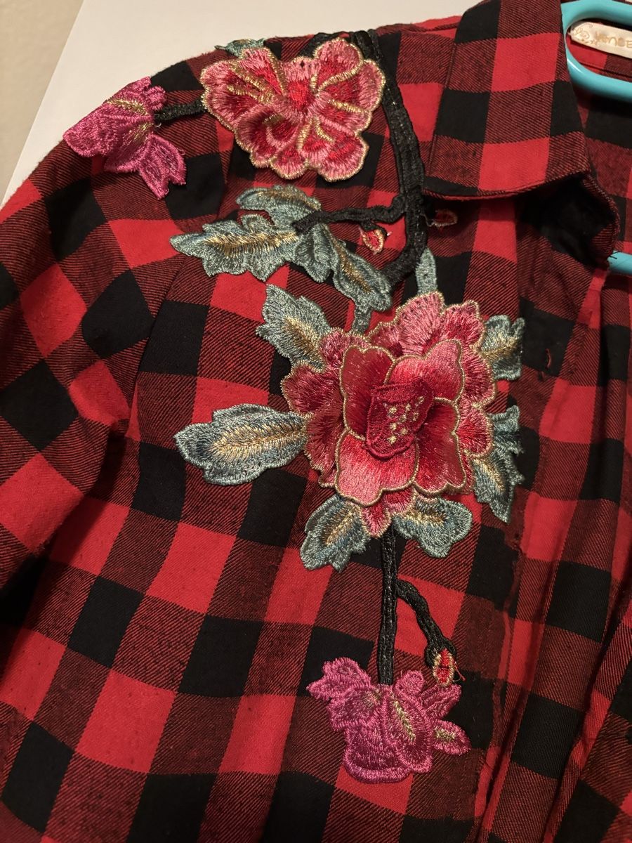 Camicette: Camicia con fiori applicati – Usato da Viganello venduto da Orisole 1