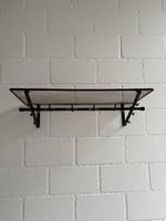 Retro Garderobe mit goldiger Hutablage