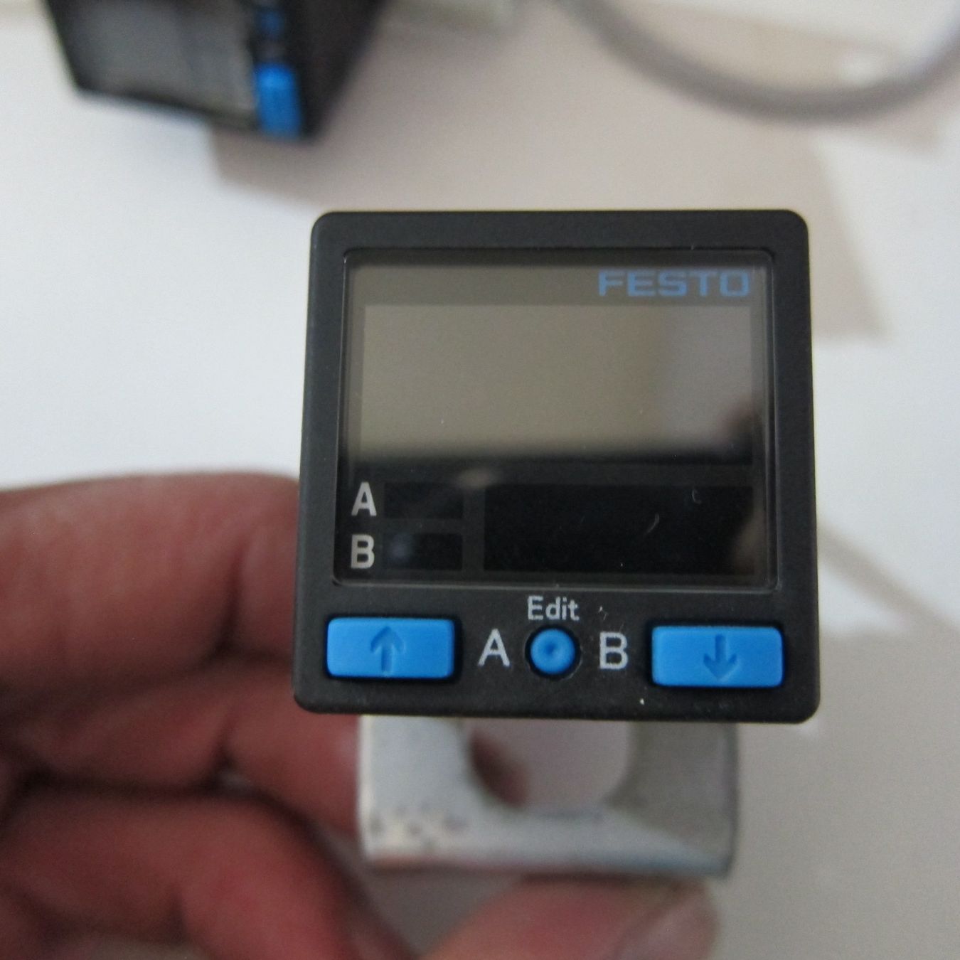 Festo Autres pour métaux et serrurerie: Drucksensor SPAB-B2R-G18-2P-K1 Festo – D'occasion à Thun par Estell 2