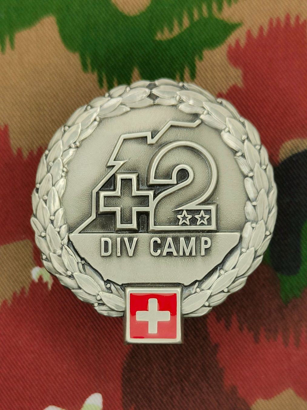 Schweizer Armee Uniformi: Béretemblem Felddivision 2, Variante 1, neu – Nuovo (secondo la descrizione) da Bauma venduto da SwissMilitaria