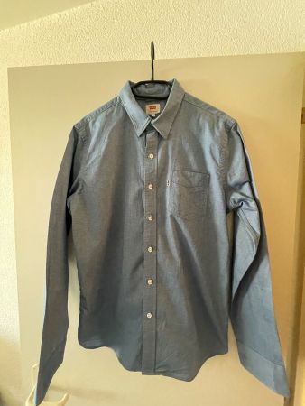 Chemise Levi's bleu clair, taille M, comme neuve! Superbe.