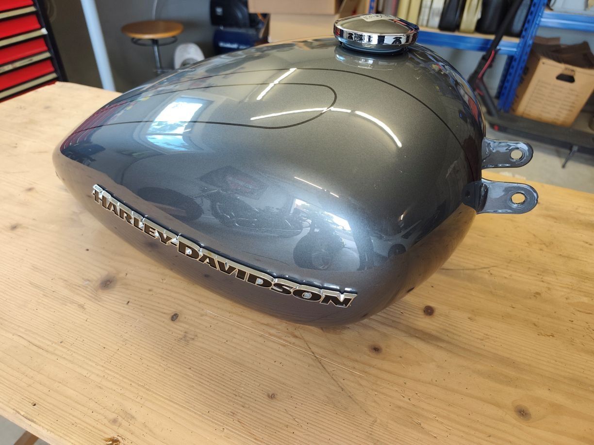 Harley-Davidson Accessori per altri veicoli: Tank Original zu Harley Davidson Breakout – Usato da Ichertswil venduto da streetcustom 2